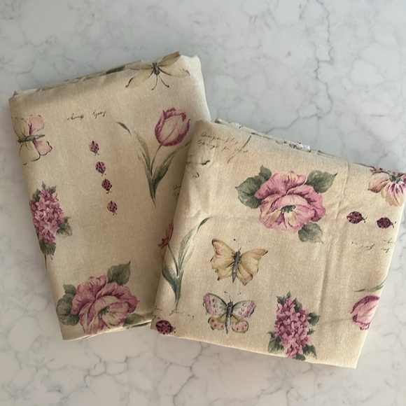 Flowers, Butterflies, Dragonflies, and Ladybugs Oval Tablecloth - Picture 4 of 8